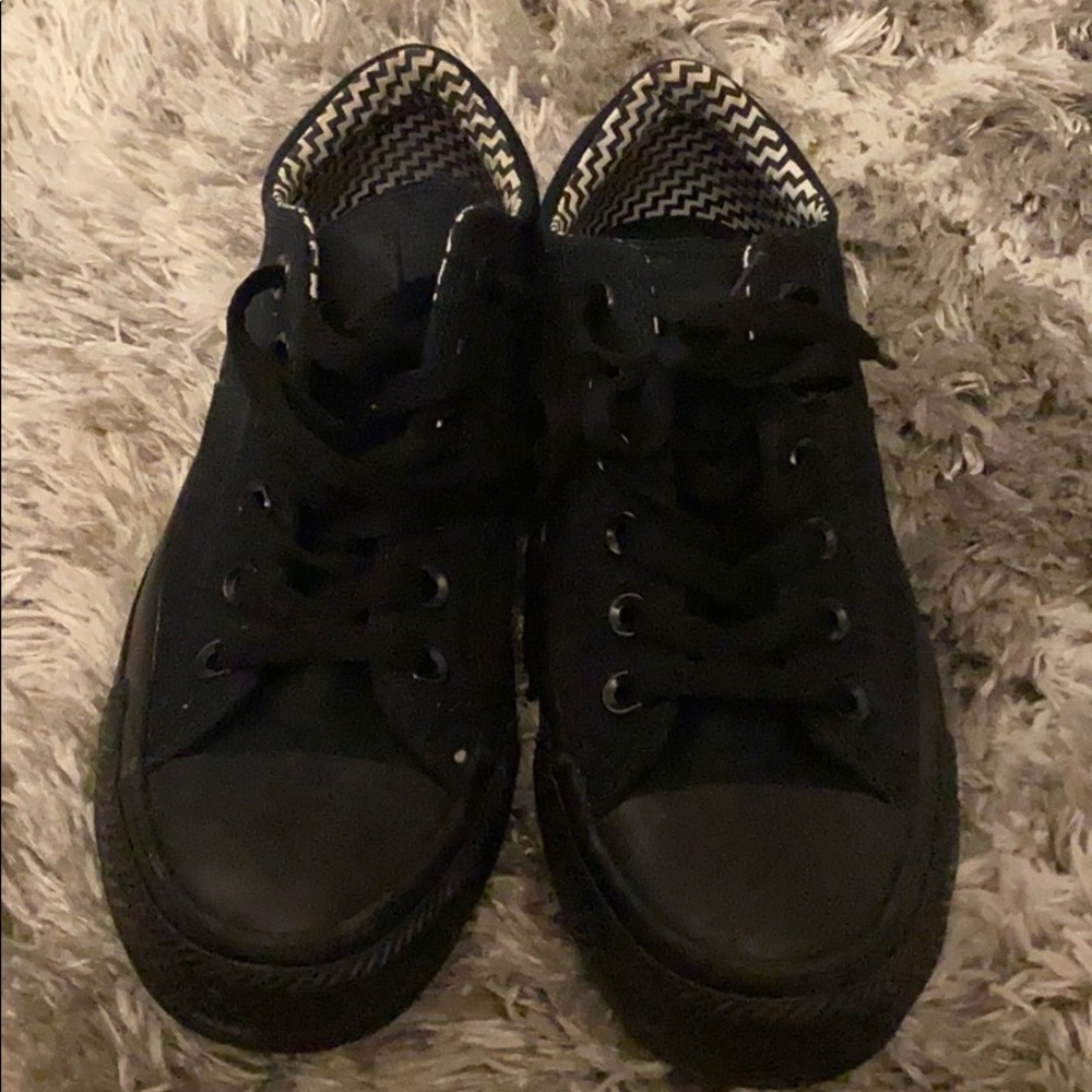 Size 8 black converse